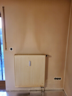 Renovierungsanstrich mit Nikotinfarbe - vorher