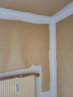 Renovierungsanstrich mit Nikotinfarbe - Arbeiten